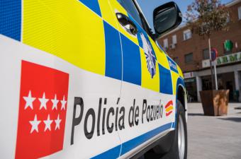 El Ayuntamiento incorpora nueve nuevos vehículos, incluyendo motos y un furgón, para mejorar la seguridad en Pozuelo