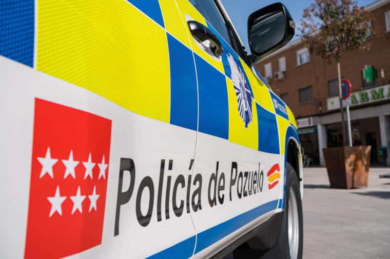 El Ayuntamiento incorpora nueve nuevos vehículos, incluyendo motos y un furgón, para mejorar la seguridad en Pozuelo