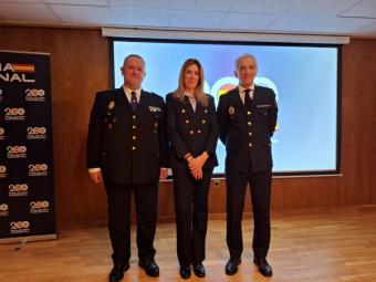 El nuevo comisario de Policía Nacional de Pozuelo, Celso Galván, junto a la alcaldesa de la ciudad, Paloma Tejero, y el comisario de Policía Municipal, Lorenzo Antolínez.