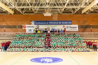 El Club Baloncesto Pozuelo celebra su tradicional foto de equipos con la alcaldesa Paloma Tejero presente