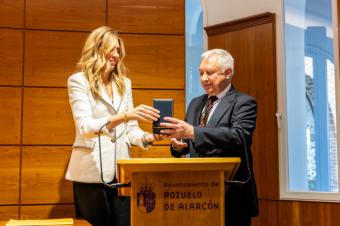 La alcaldesa de Pozuelo, Paloma Tejero (PP), concede la medalla de concejal a Luis Suñer tras tomar posesión como no adscrito en el pleno de mayo