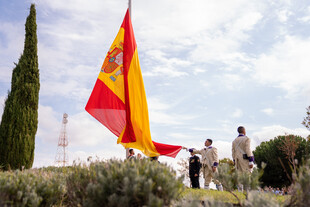 Pozuelo de Alarcón rinde homenaje a la Bandera en un emotivo acto con cientos de vecinos presentes