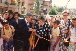 Inauguración de la Feria del Libro de Pozuelo de Alarcón en la Plaza de la Cultura. Finales de los años 80. Con el Alcalde, José Martín Crespo, la concejal de Cultura, Elisa Fraga y la corresponsal de TVE, Paloma Gómez Borrero.