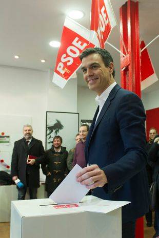 Pedro Sánchez vota su consulta en Pozuelo