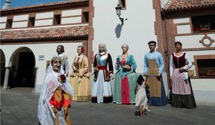 Pozuelo celebra una década de tradición con el X Aniversario de la Comparsa de Gigantes y Cabezudos