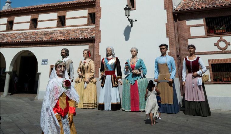 Pozuelo celebra una década de tradición con el X Aniversario de la Comparsa de Gigantes y Cabezudos