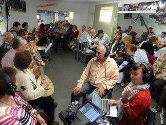 El grupo 'La Encina' de La Casa de Extremadura en la sede del edificio de Coca de la Piñera durante la realización de un programa de radio on line.