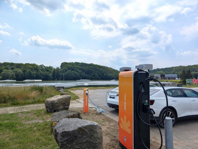 El vehículo eléctrico triunfa este verano: crece un 59% el número de recargas respecto al trimestre anterior