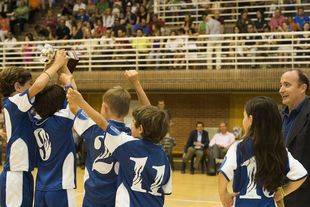 El concejal de Deportes, Carlos Ulecia, en una entrega de premios al deporte escolar.