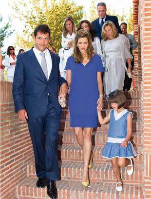 Luis Alfonso de Borbón bajando con su familia a la cripta de la parroquia de Santa María de Caná en Pozuelo.