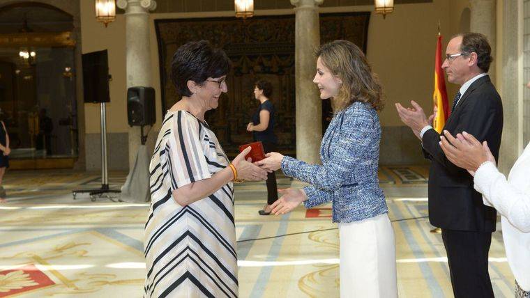 La Reina Letizia entrega el premio que lleva su nombre a Susana Pérez Quislant
