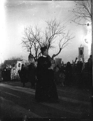 Procesión del Carmen pasando a la altura del colegio San José de Cluny antes de la Guerra Civil. Foto de la familia Ulecia.