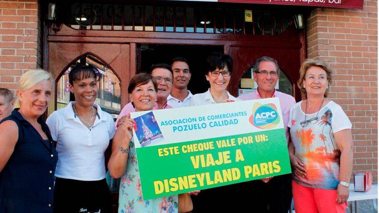 Una vecina de Pozuelo gana el premio de la campaña ‘Rasca y gana’ de la ACPC