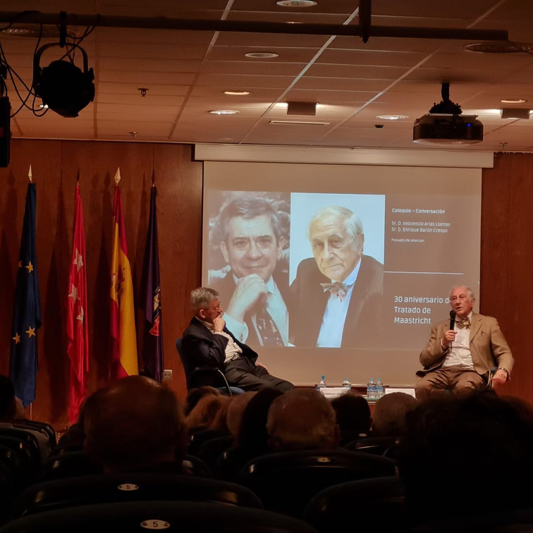 Enrique Barón y Chencho Arias conversan en el Teatro MIRA sobre la Unión Europea en conmemoración del 30 aniversario de Maastricht a iniciativa de Ciudadanos (Cs) Pozuelo de Alarcón