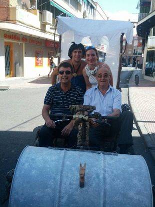 Paco en las Fiestas Patronales de Pozuelo. Con su hijo Paco y unos amigos. Año 2015.