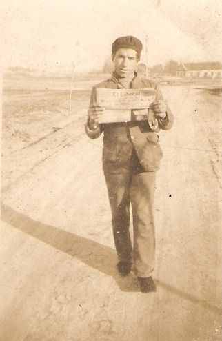 Antonio López, hijo de Federico, con El Liberal en el camino de Boadilla del Monte. Enero de 1936. 