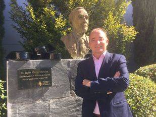 El concejal de Deportes, Festejos y Cascos Históricos, Carlos Ulecia, en el Jardín que lleva el nombre de su padre; Javier Ulecia. Foto: Twitter.