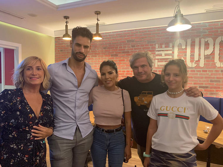 Chabelita Pantoja y su novio, además de Aless Gibaja, entre los asistentes a la inauguración de un nuevo local en Pozuelo de Alarcón