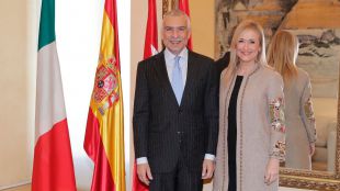 Cifuentes estrecha lazos con Italia