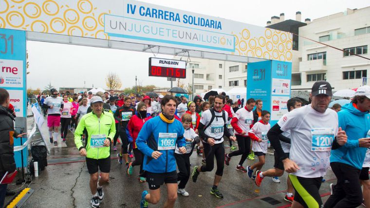 Más de un millar de personas participan en la Carrera Solidaria “Un juguete, una ilusión”