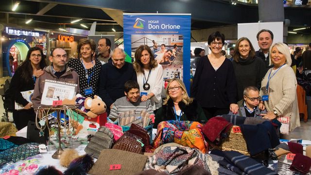 Una veintena de asociaciones participaron en el tradicional mercadillo solidario de Pozuelo