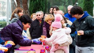 Los pozueleros prepararon la llegada de los Reyes con 2.500 raciones de roscón y 500 litros de chocolate