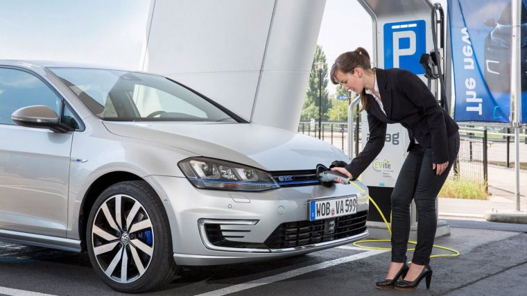 Los vehículos híbridos y eléctricos comienzan el año al alza