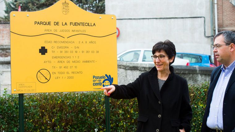 Los vecinos de La Fuentecilla estrenan parque infantil junto a la alcaldesa de Pozuelo