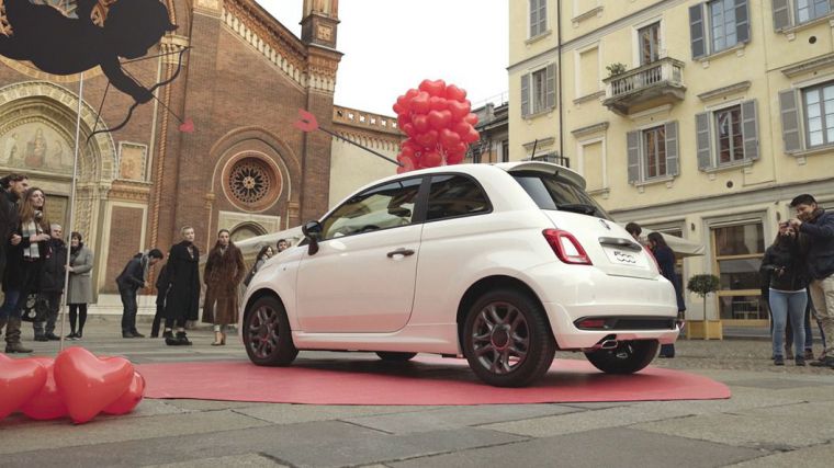 El Fiat 500 juega a ser cupido