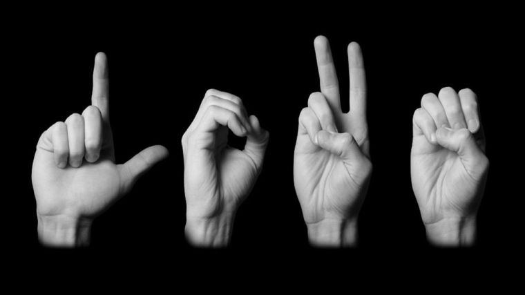 Intérpretes de lengua de signos para que personas sordas hagan gestiones