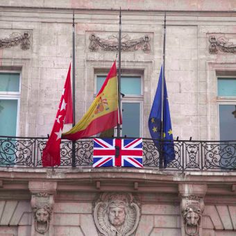 La bandera británica, con crespón negro, en la fachada de la Real Casa de Correos