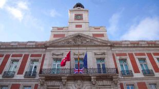 La bandera británica, con crespón negro, en la fachada de la Real Casa de Correos