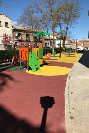 El PSOE denuncia la situación de un parque de juegos inaugurado por Quislant en noviembre