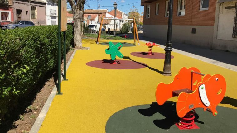 El PSOE denuncia la situación de un parque de juegos inaugurado por Quislant en noviembre