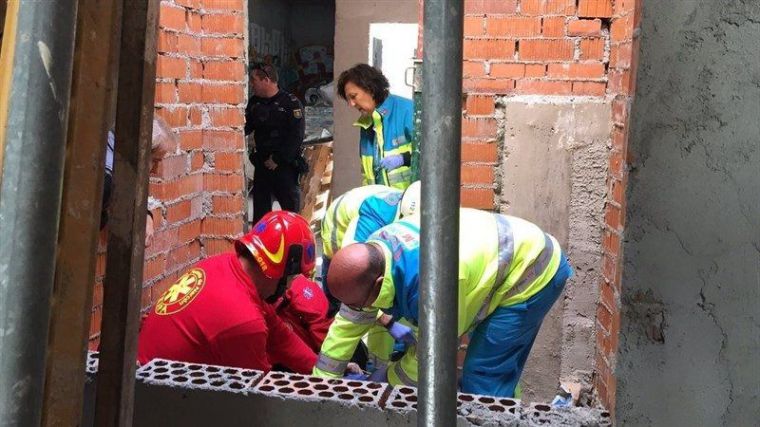 Un trabajador herido muy grave en Pozuelo tras caerse en un chalé en obras