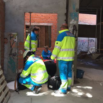 Un trabajador herido muy grave en Pozuelo tras caerse en un chalé en obras