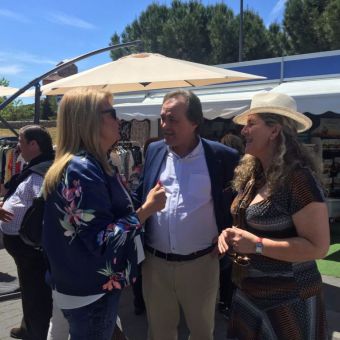 Cientos de vecinos y visitantes apoyan la Feria del Comercio de Pozuelo