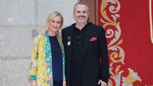 Cifuentes entrega a Miguel Bosé la Medalla Internacional de las Artes de la Comunidad