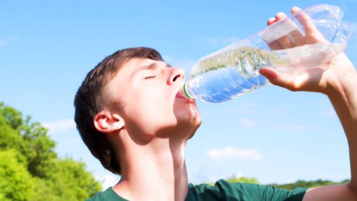 La falta de hidratación en verano favorece la formación del cálculo renal