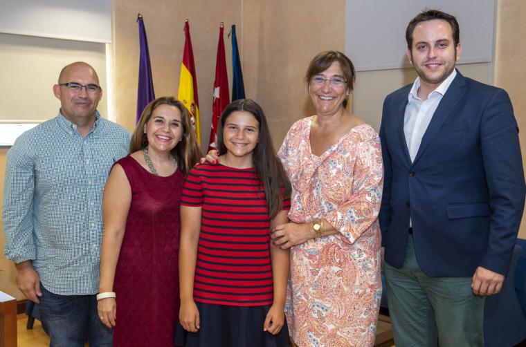 La alcaldesa felicita a la arquera pozuelera Carlota García Navas por batir el record de España en la categoría de Arco Recurvo