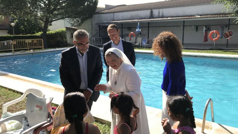 El consejero de políticas sociales visita una residencia maternal en Pozuelo