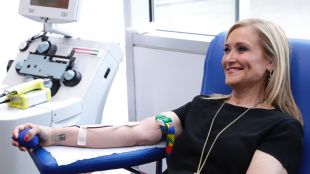 Cifuentes anima a los madrileños a donar sangre