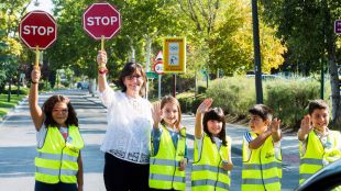 Un centenar de escolares de Pozuelo conciencian a los conductores de la ciudad en la Semana de la Movilidad