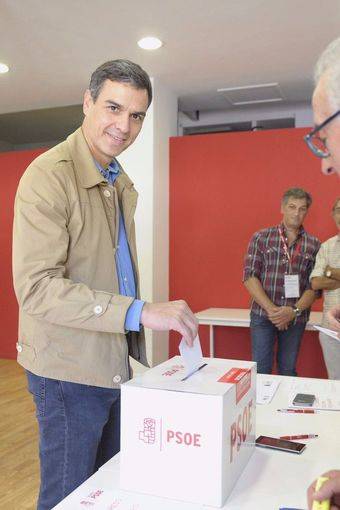 Pedro Sánchez vota en Pozuelo para elegir al secretario general del PSOE-M