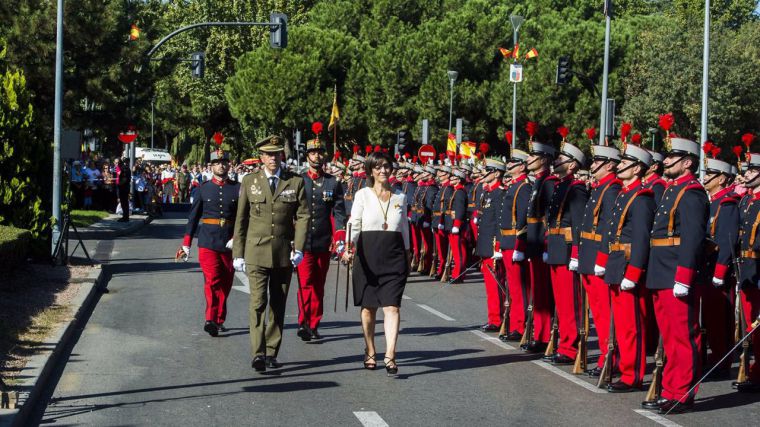 Multitudinario y emotivo homenaje a la Bandera de España en la Plaza de la Constitución de Pozuelo de Alarcón