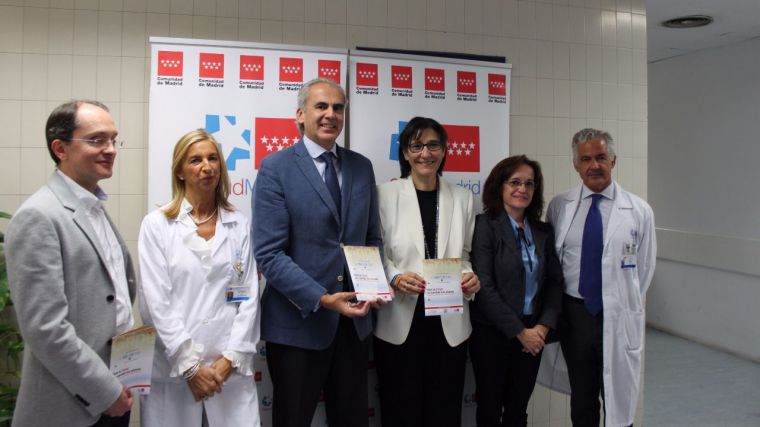 La alcaldesa acompaña al consejero de Sanidad en la presentación en Pozuelo de la campaña de vacunación frente a la gripe estacional