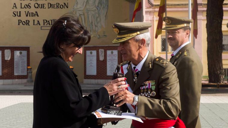 Susana Pérez Quislant recibe el nombramiento de “Soldado honorífico de Transmisiones”