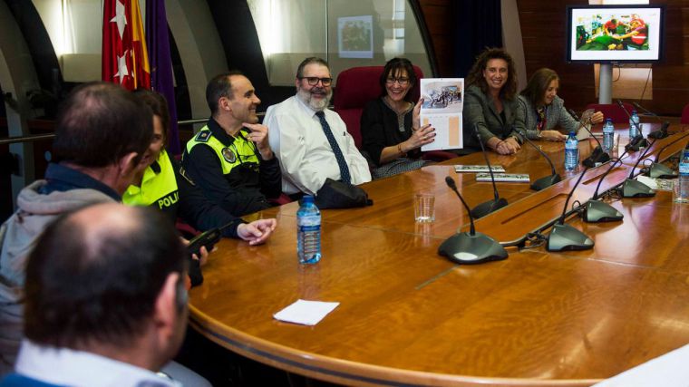 Agentes de la Policía Municipal y miembros del SEAPA de Pozuelo participan en el calendario solidario del Hogar Don Orione