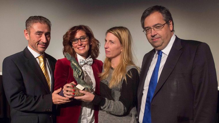 El colegio Infanta Elena concede su Premio de Educación a la profesora Carmen Dueñas