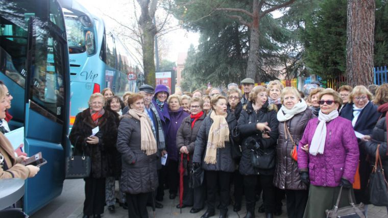 Más de un centenar de mayores de Pozuelo celebran su encuentro de Navidad con una escapada a Segovia
